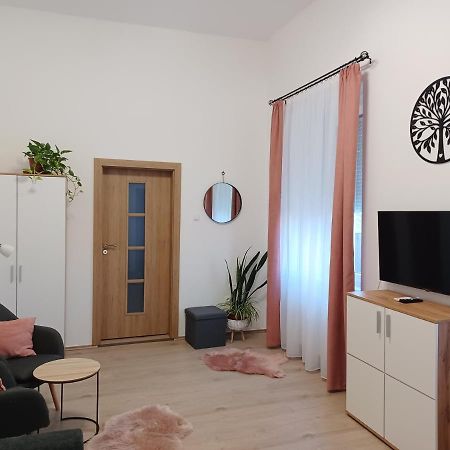 Rad-Var Apartmanhaz Эгер Экстерьер фото