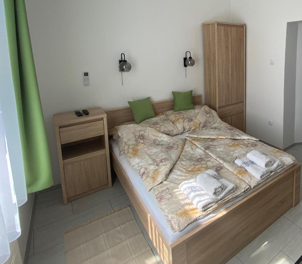 Rad-Var Apartmanhaz Эгер Экстерьер фото