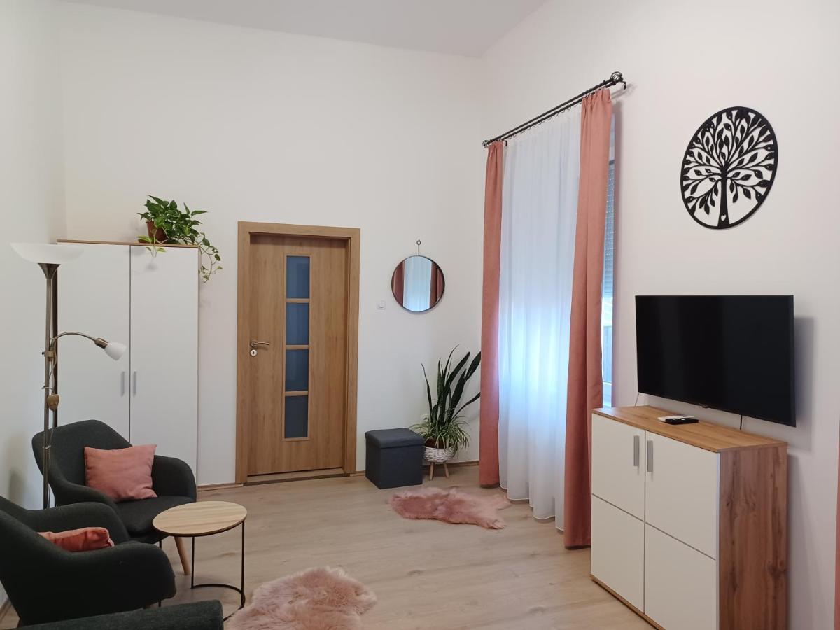 Rad-Var Apartmanhaz Эгер Экстерьер фото