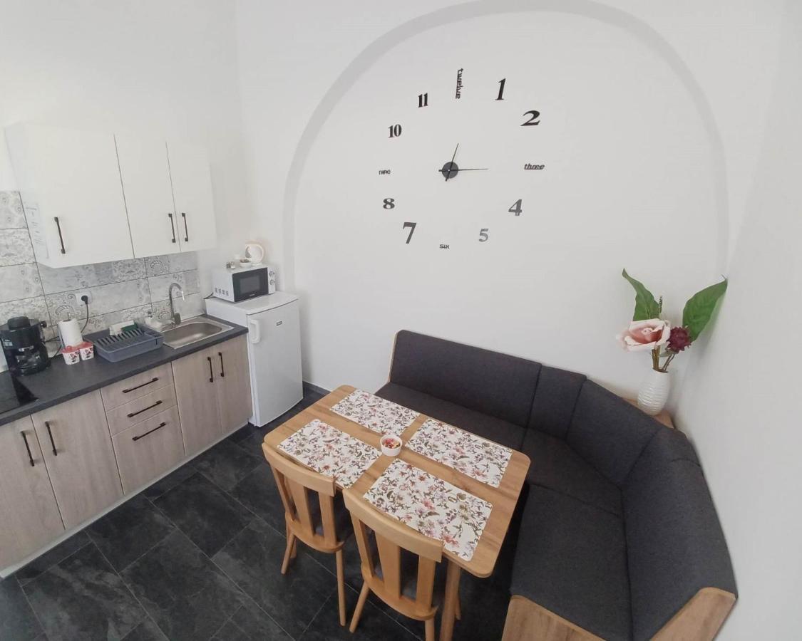 Rad-Var Apartmanhaz Эгер Экстерьер фото