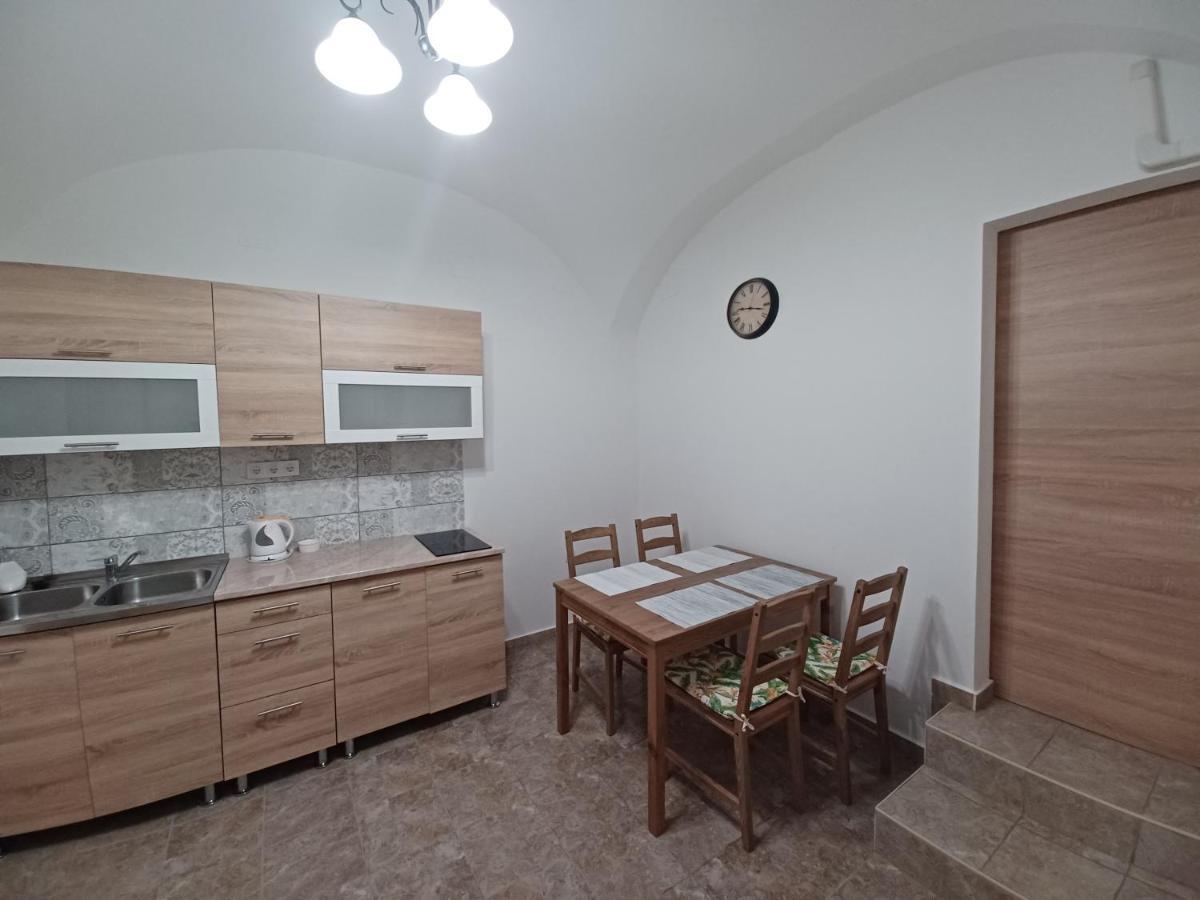 Rad-Var Apartmanhaz Эгер Экстерьер фото