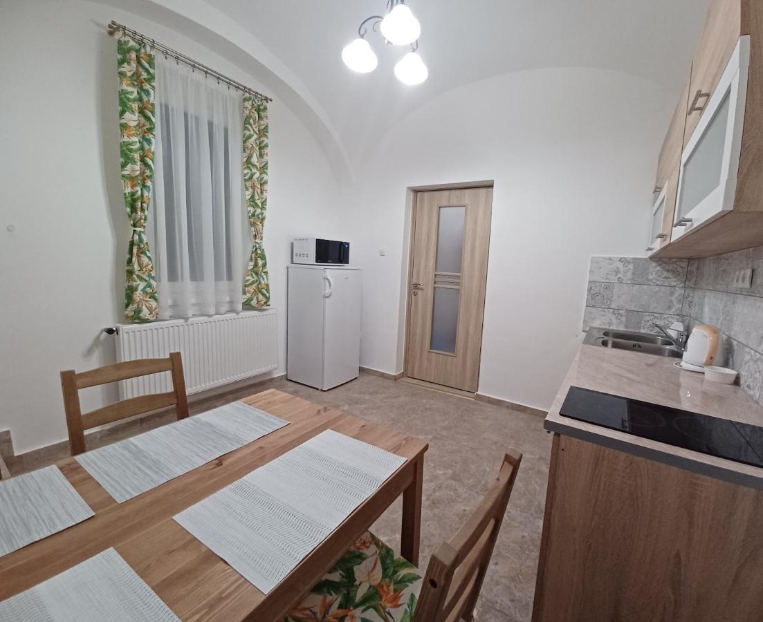 Rad-Var Apartmanhaz Эгер Экстерьер фото