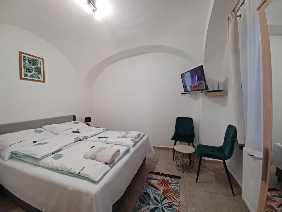 Rad-Var Apartmanhaz Эгер Экстерьер фото