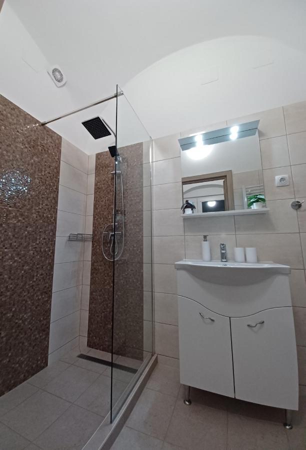 Rad-Var Apartmanhaz Эгер Экстерьер фото